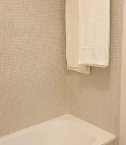 Lägenhet Free Parking & 5min Walk To Subway