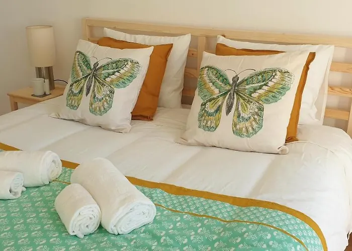 Free Parking & 5min Walk To Subway *