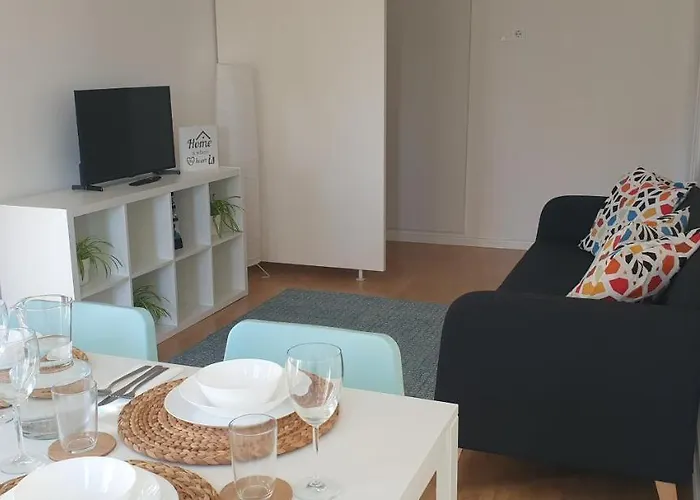 Free Parking & 5min Walk To Subway Apartment *