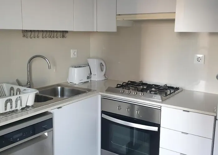 Free Parking & 5min Walk To Subway