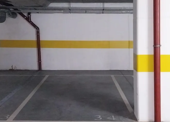 Free Parking & 5min Walk To Subway Apartment